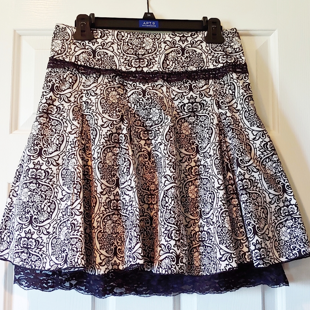 Bega Singapore Black & White Miniskirt Size M Lace